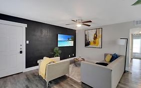 Modern Cozy City Retreat! Your Home Away From Home